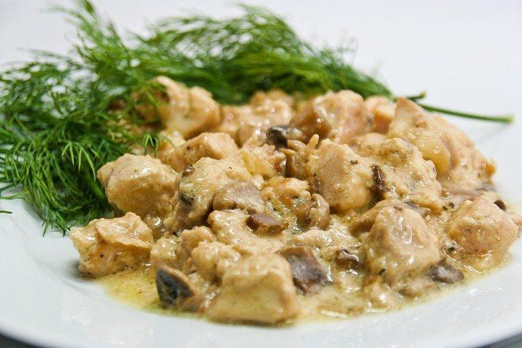 Poulet aux champignons et oignons dans une sauce crémeuse