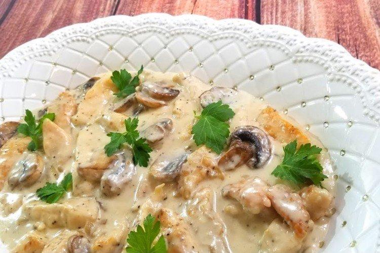 Poulet aux champignons et fromage dans une sauce crémeuse