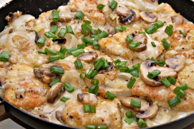 Poulet aux champignons et vin dans une sauce crémeuse