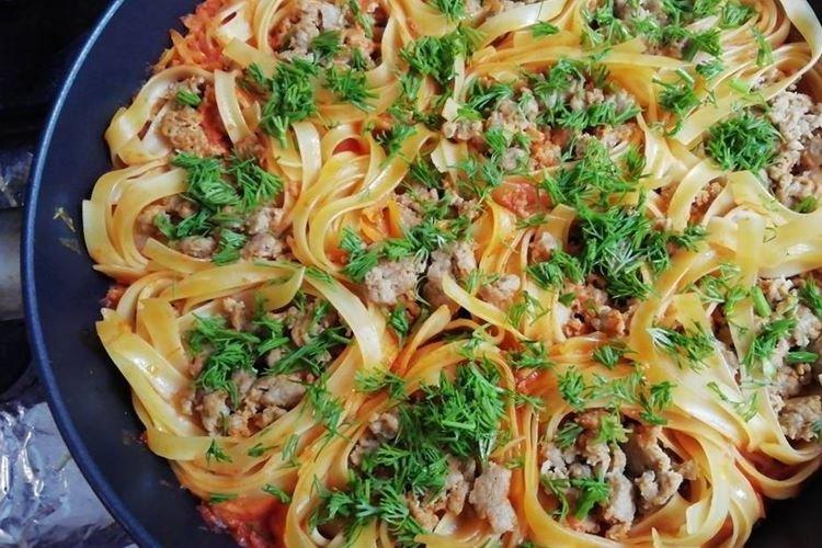 Nids avec viande hachée et champignons au four