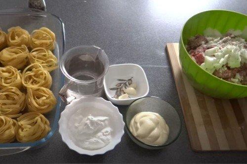 Nids avec viande hachée et oignons au four