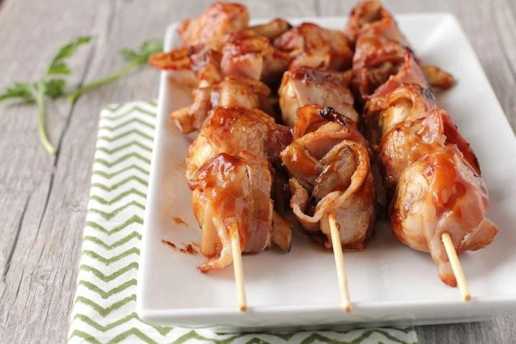 Brochettes de poulet au bacon sur des brochettes