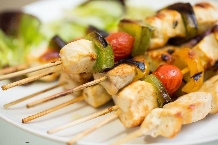 Brochettes de poulet aux légumes sur des brochettes