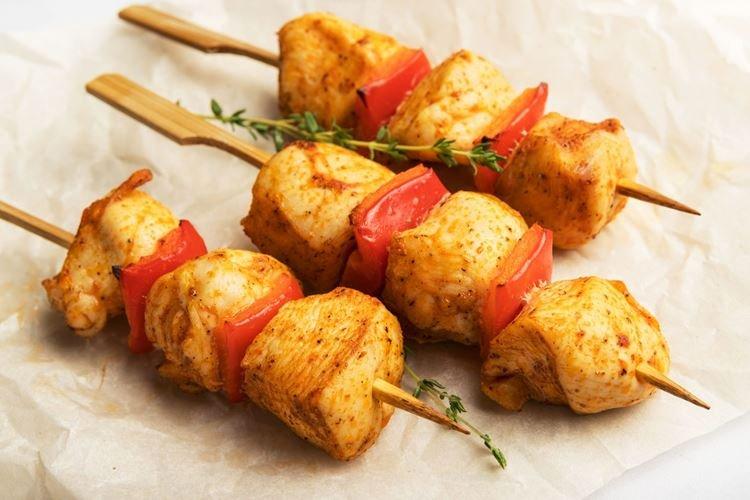 Brochettes de poulet au lait sur des brochettes