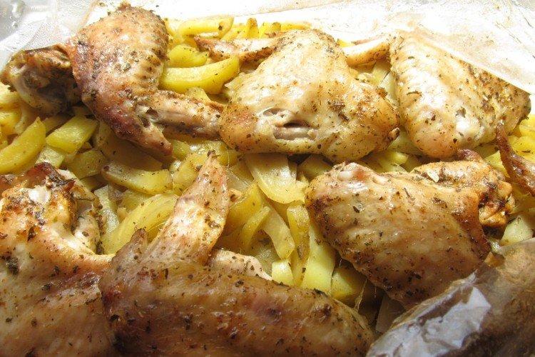 Ailes de poulet avec pommes de terre dans la manche