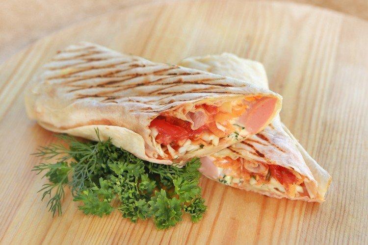 Hot-dog dans du pain pita