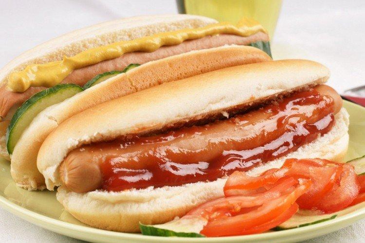 Hot dog aux tomates cerises et fromage à pâte molle