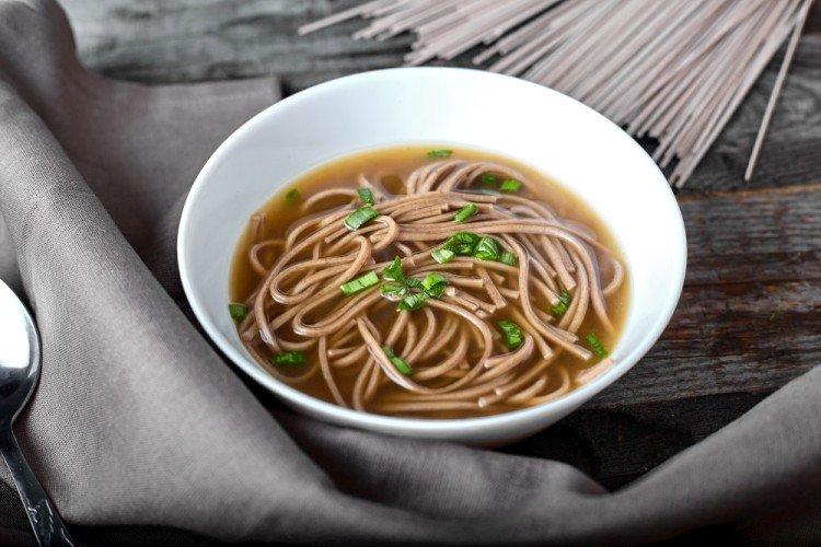 Soupe aux nouilles de sarrasin et poulet