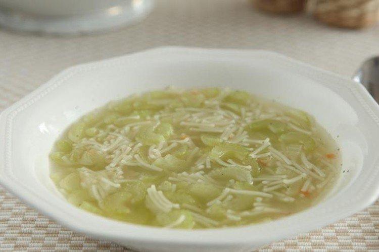 Soupe aux nouilles et au céleri