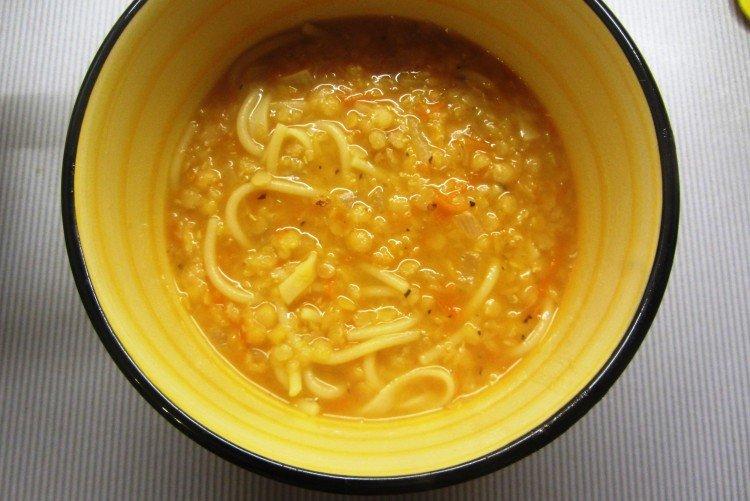 Soupe aux nouilles et lentilles