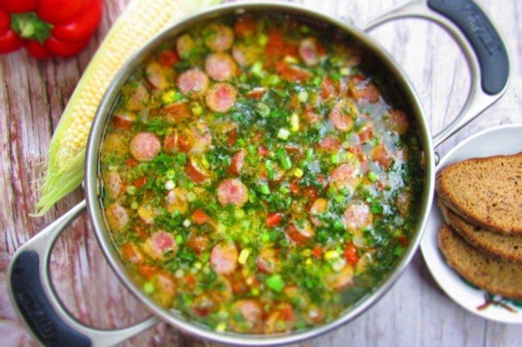Soupe aux nouilles et saucisses de chasse