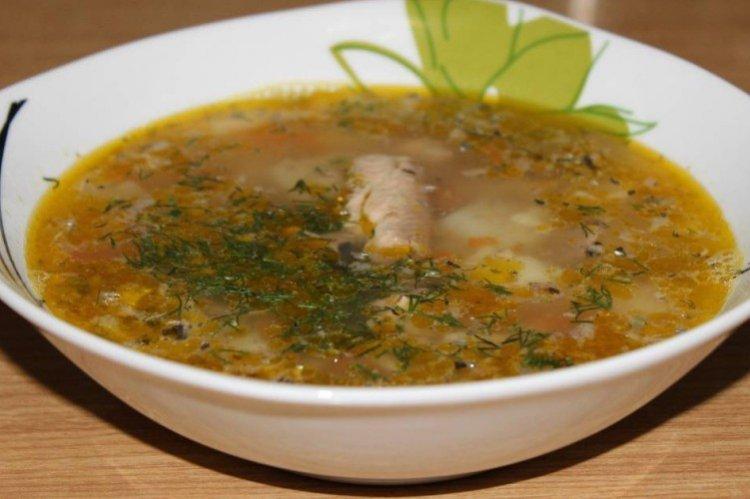 Soupe aux nouilles et poisson en conserve