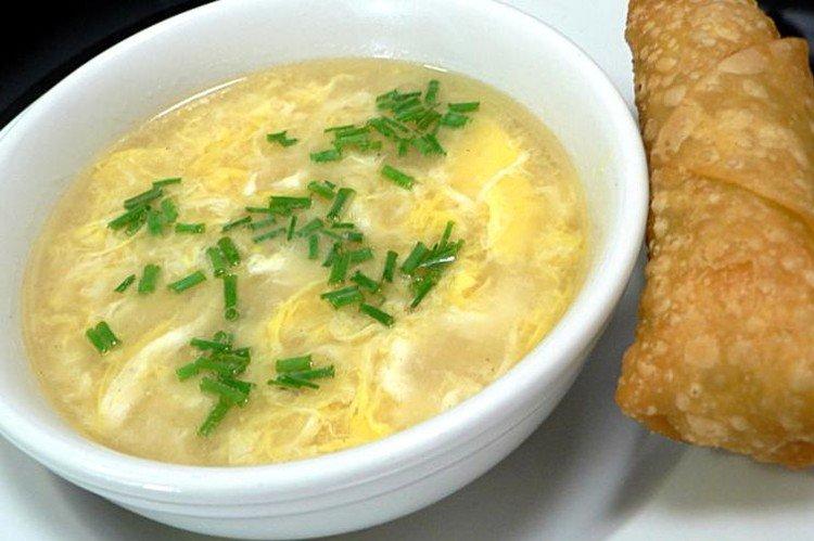 Soupe aux nouilles et oeufs