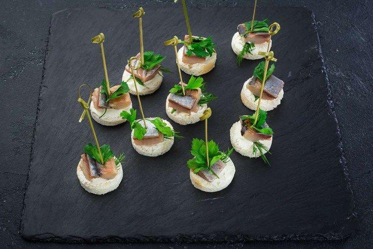 Canapé avec hareng et pomme