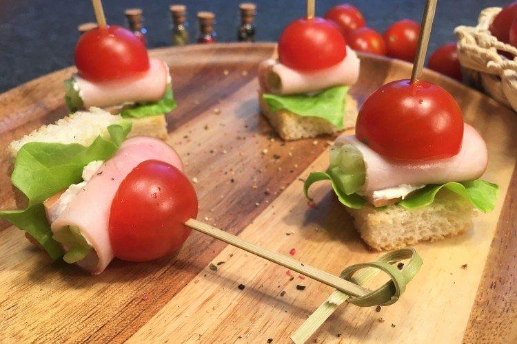 Canapés au jambon et tomates