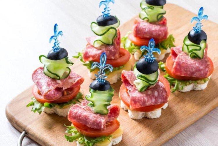 Canapés avec saucisse et fromage