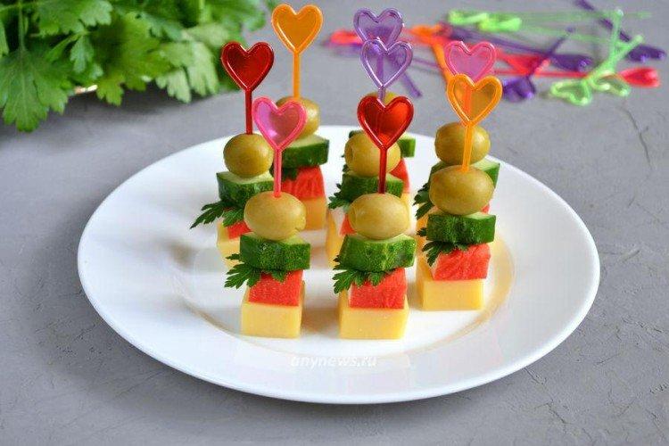 Canapés avec bâtonnets de crabe