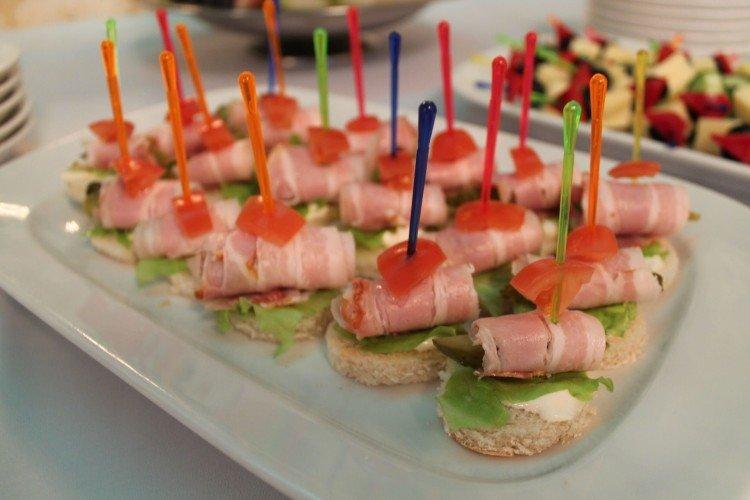 Canapés avec bacon et fromage sur des brochettes
