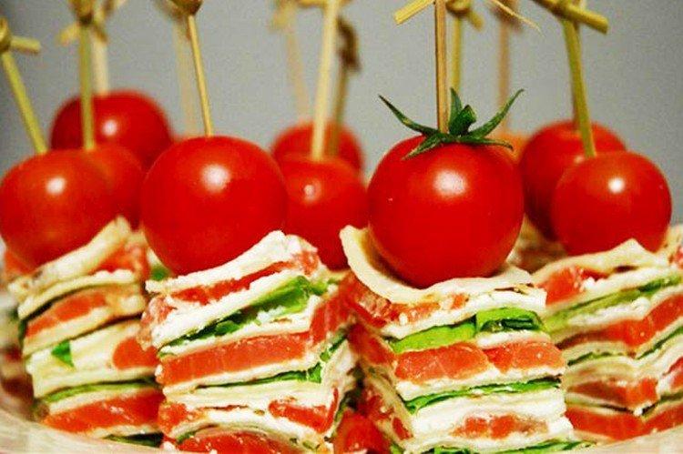 Des canapés de crêpes sur des brochettes