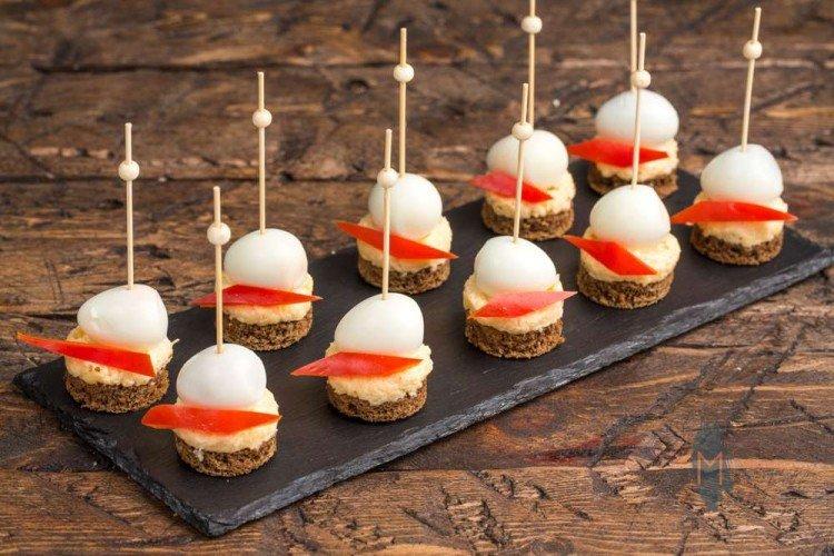 Canapés au poivre et œufs de caille