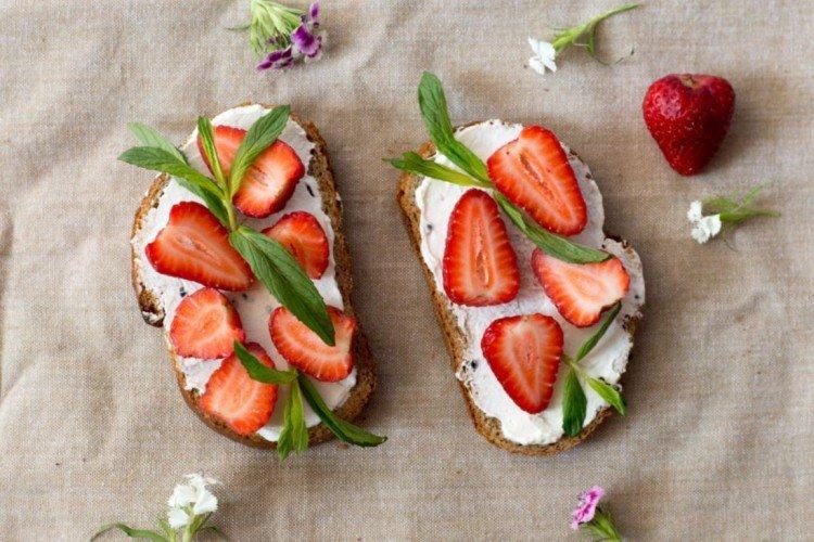 Bruschetta aux fraises pour vin sec