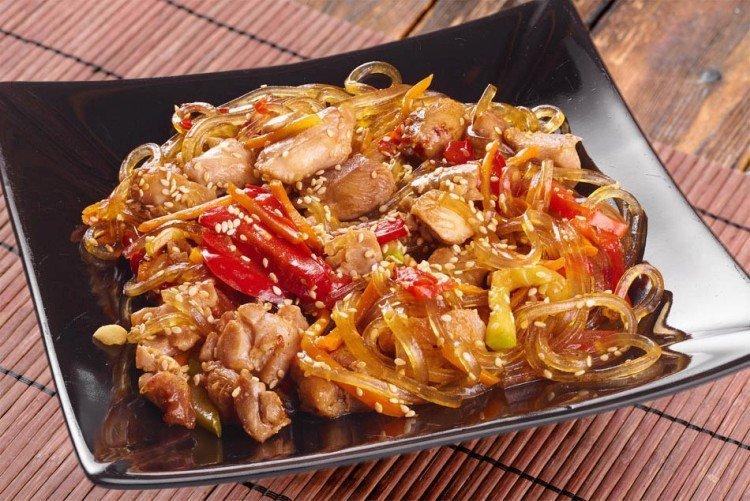 Funchoza au poulet et légumes