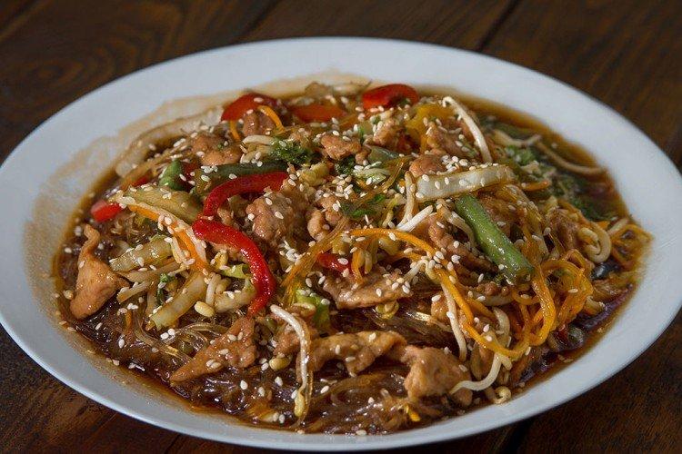 Funchoza au porc et légumes