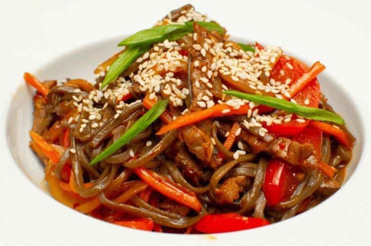 Funchoza au boeuf et légumes au jus de tomate