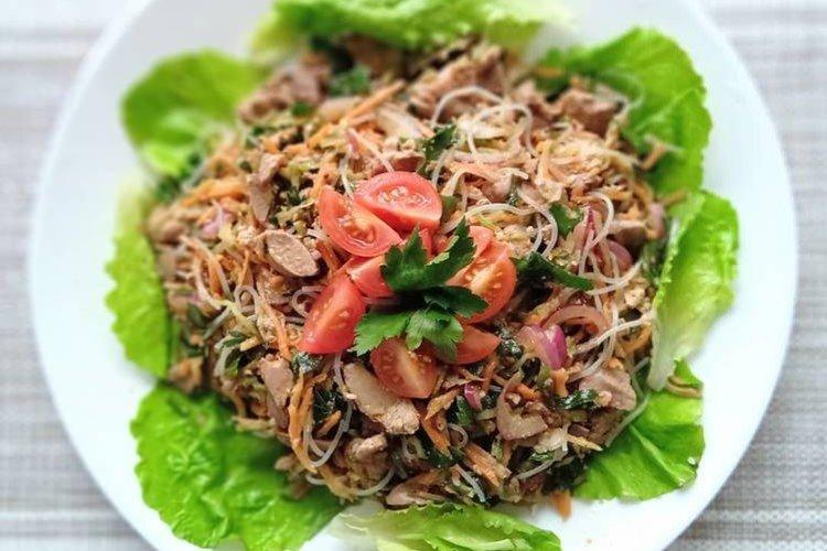 Salade tiède au funchose et foie de volaille