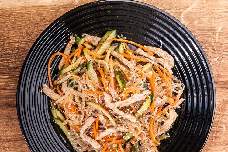 Salade de funchose et crêpes aux œufs