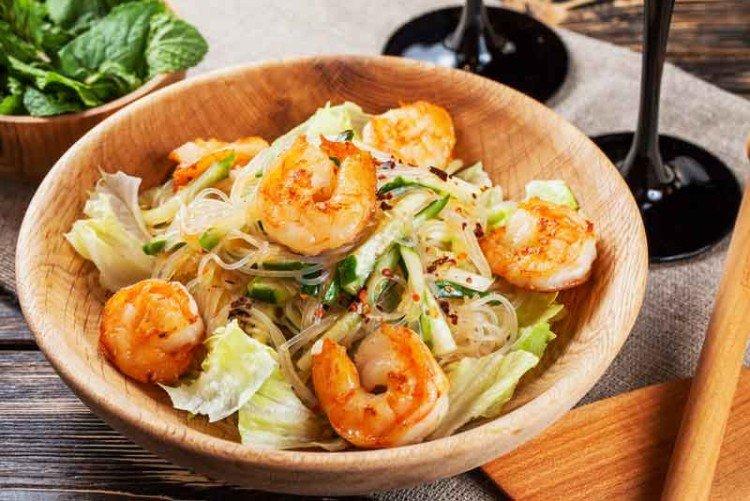 Funchose et salade de crevettes