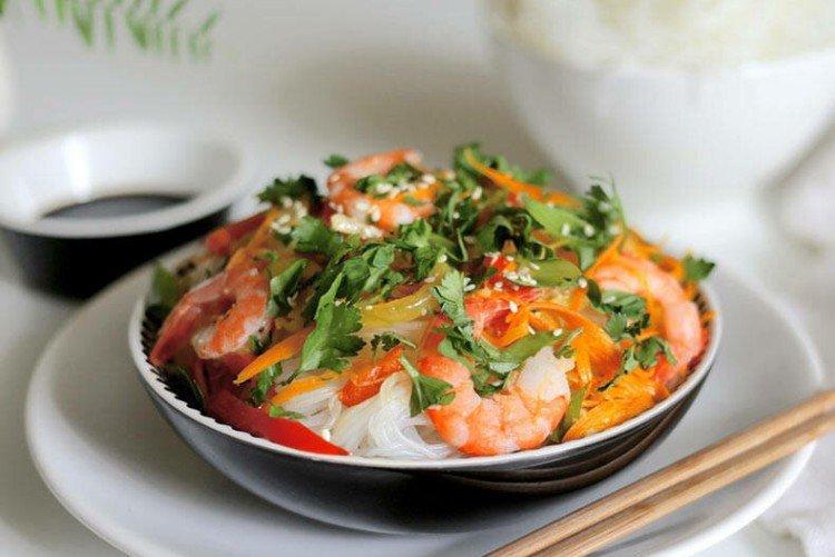 Funchoza aux crevettes et épinards