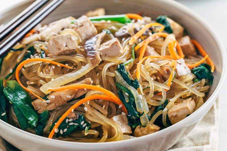 Funchoza au poulet et au tofu