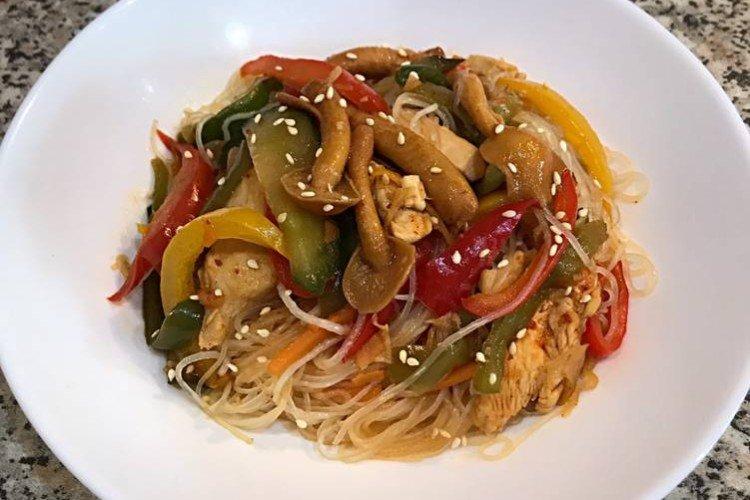 Funchoza au poulet et champignons