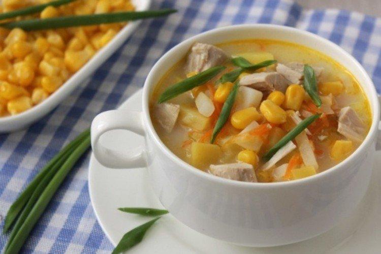 Soupe au fromage avec poulet et maïs