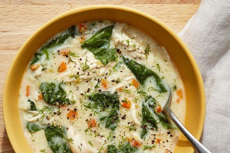 Soupe au fromage avec poulet et épinards