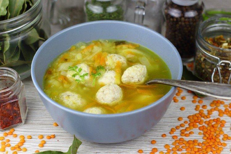 Soupe aux boulettes de viande et lentilles