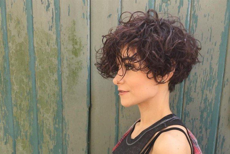 Garçon manqué sur boucles ondulées