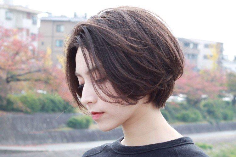 Garçon manqué avec une longue frange