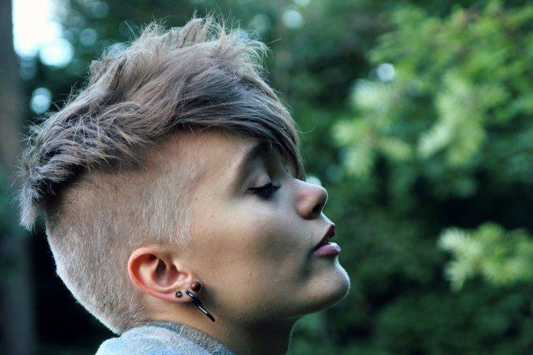 Garçon manqué aux tempes et à la nuque rasés