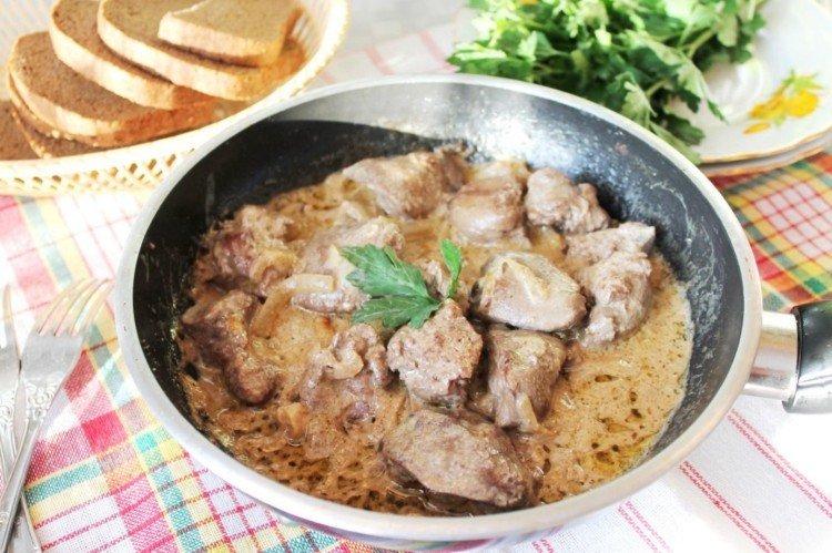 Foie de poulet à la crème sure dans une poêle