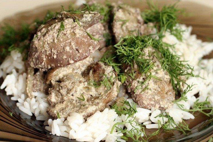 Foie de poulet avec riz et petits pois à la crème sure