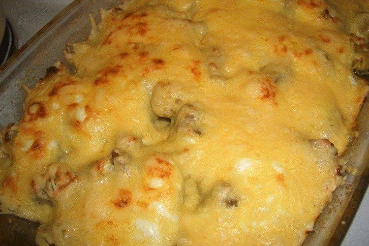 Foie de poulet à la crème aigre avec du fromage