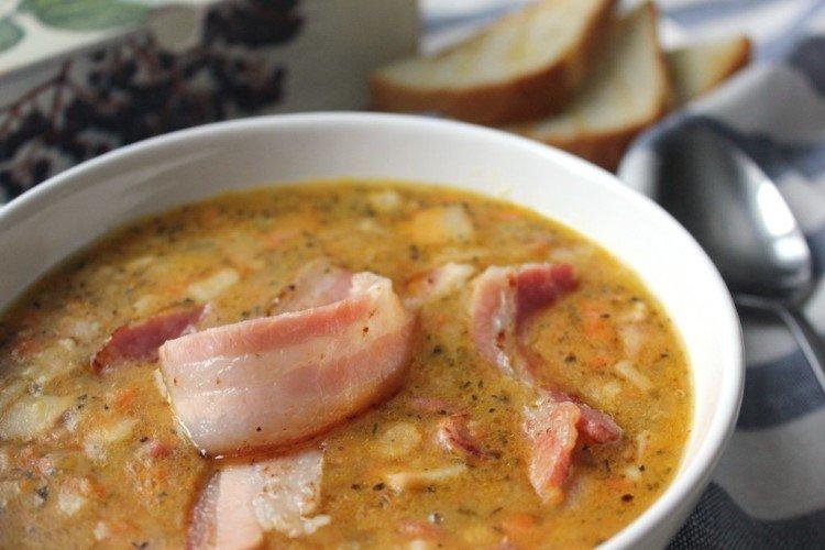 Soupe aux pois avec viandes fumées et bacon