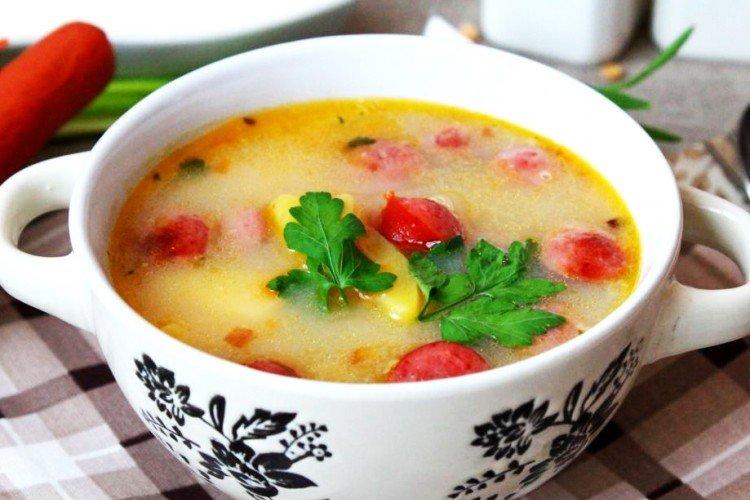 Soupe aux pois avec viandes fumées et fromage