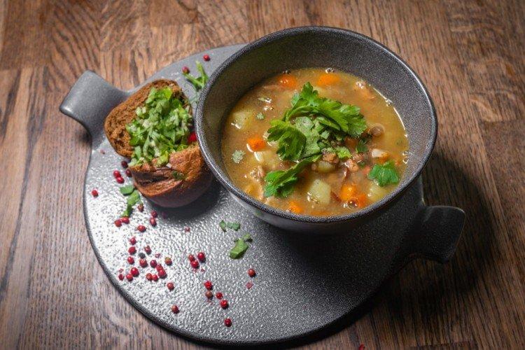 Soupe aux pois avec côtes fumées et lentilles