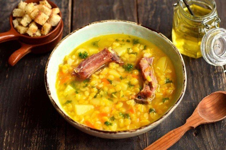 Soupe aux pois avec viandes fumées et viande
