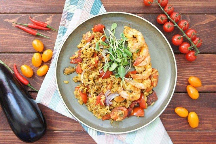 Paella aux crevettes et au maïs