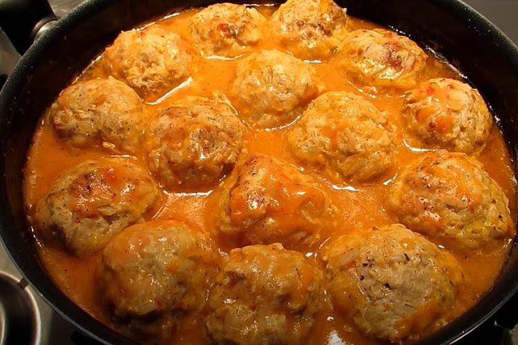 Émincé de hérissons au riz et à la tomate