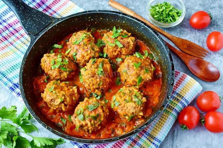 Hérissons de porc haché avec du riz et des herbes